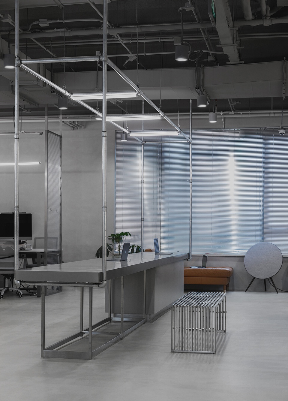 辦公室裝修設(shè)計(jì),粗狂的線(xiàn)條走進(jìn)工業(yè)之美！(圖5)